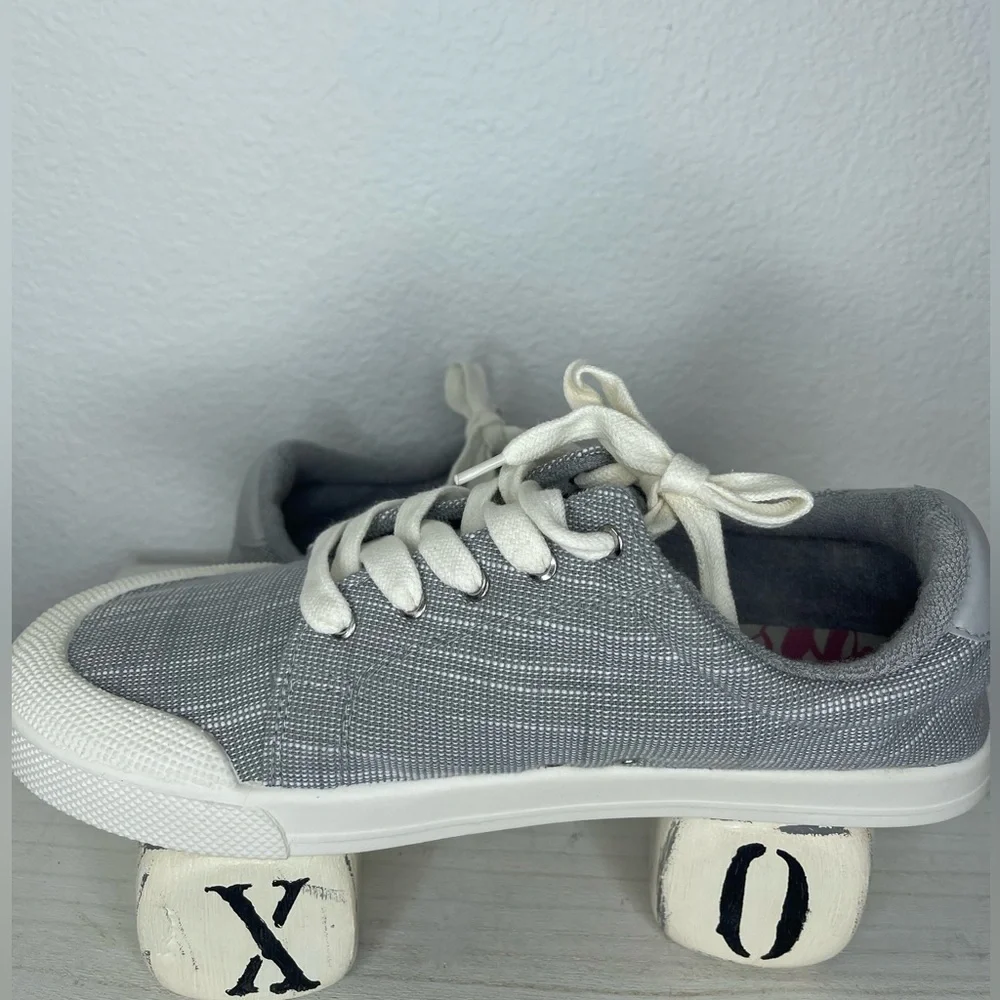 NWOT Roxy Pierview Gray Canvas Lace Up Low Top Cushion Sneakers Size 9